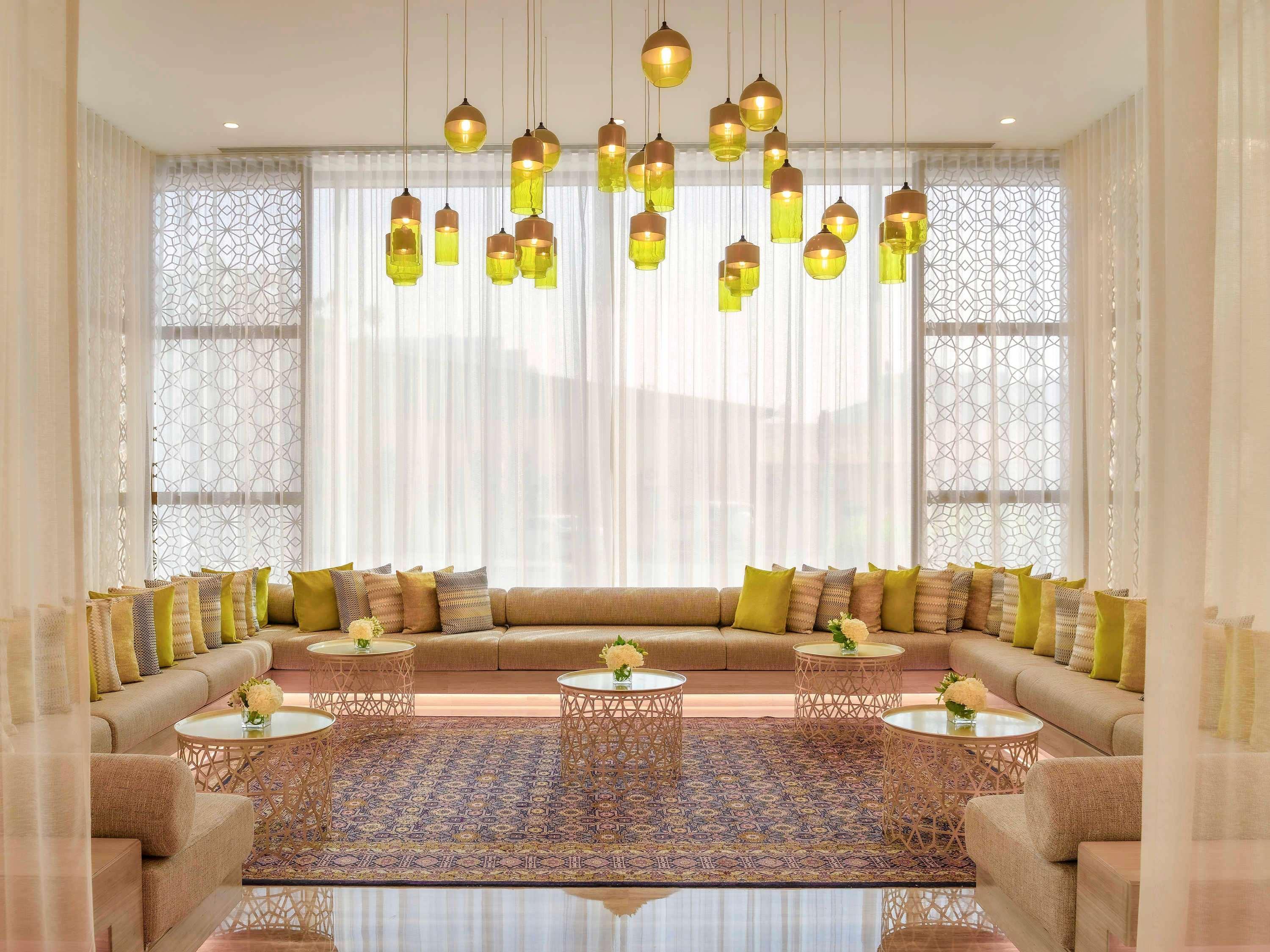 Grand Mercure Dubai City Exterior foto The Lounge at the airport