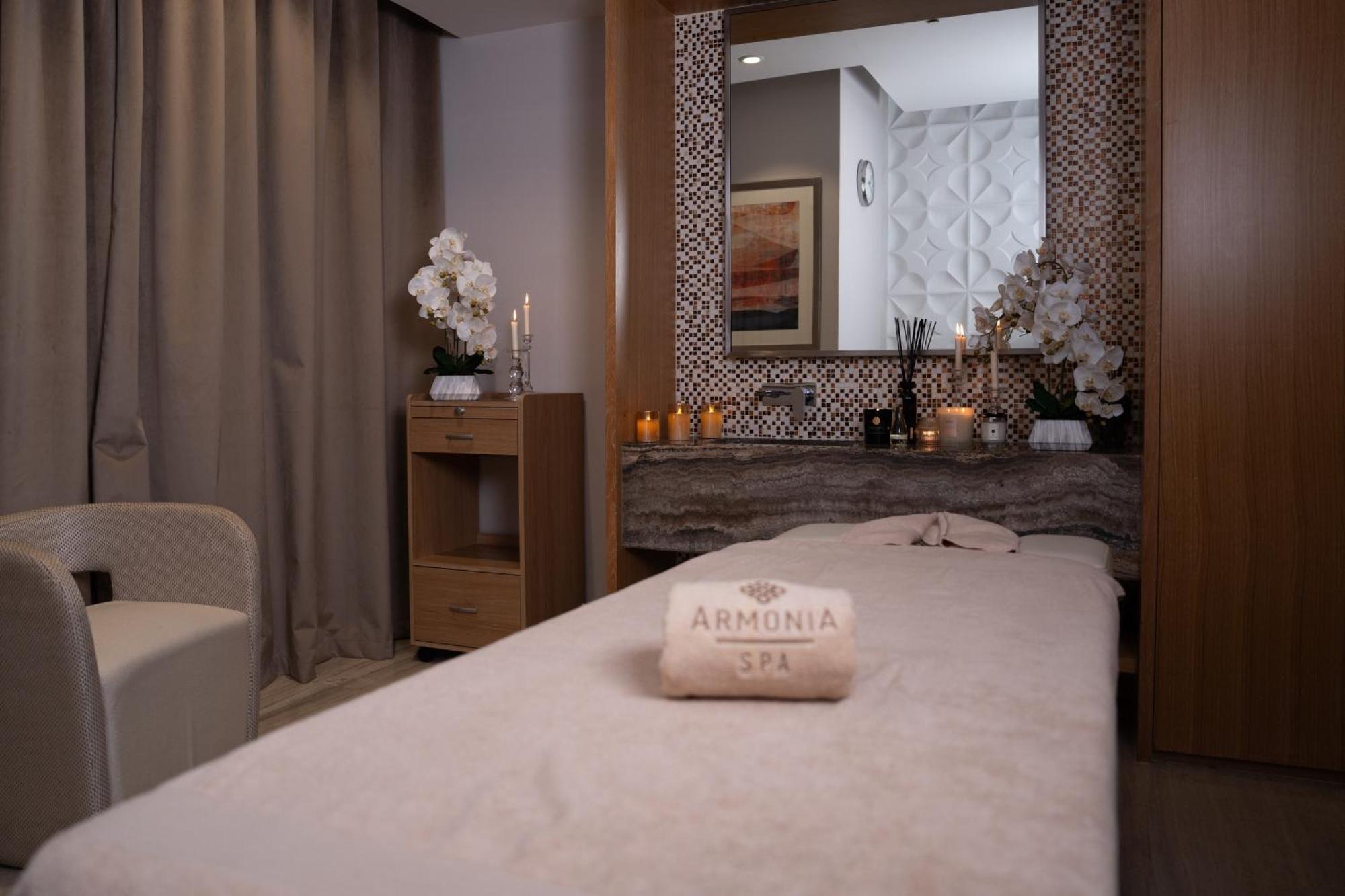 Grand Mercure Dubai City Exterior foto Spa at the hotel