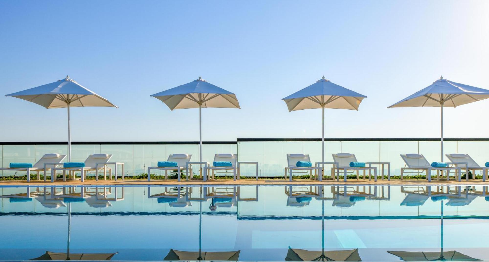 Grand Mercure Dubai City Exterior foto The pool at the West Hollywood Edition