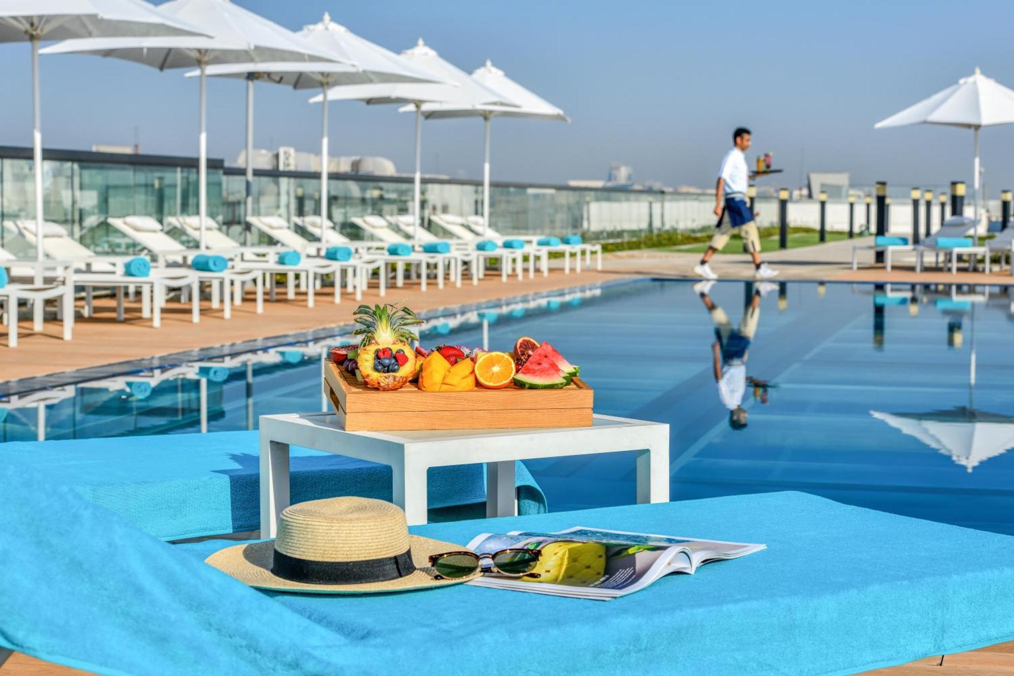 Grand Mercure Dubai City Exterior foto The swimming pool at the hotel